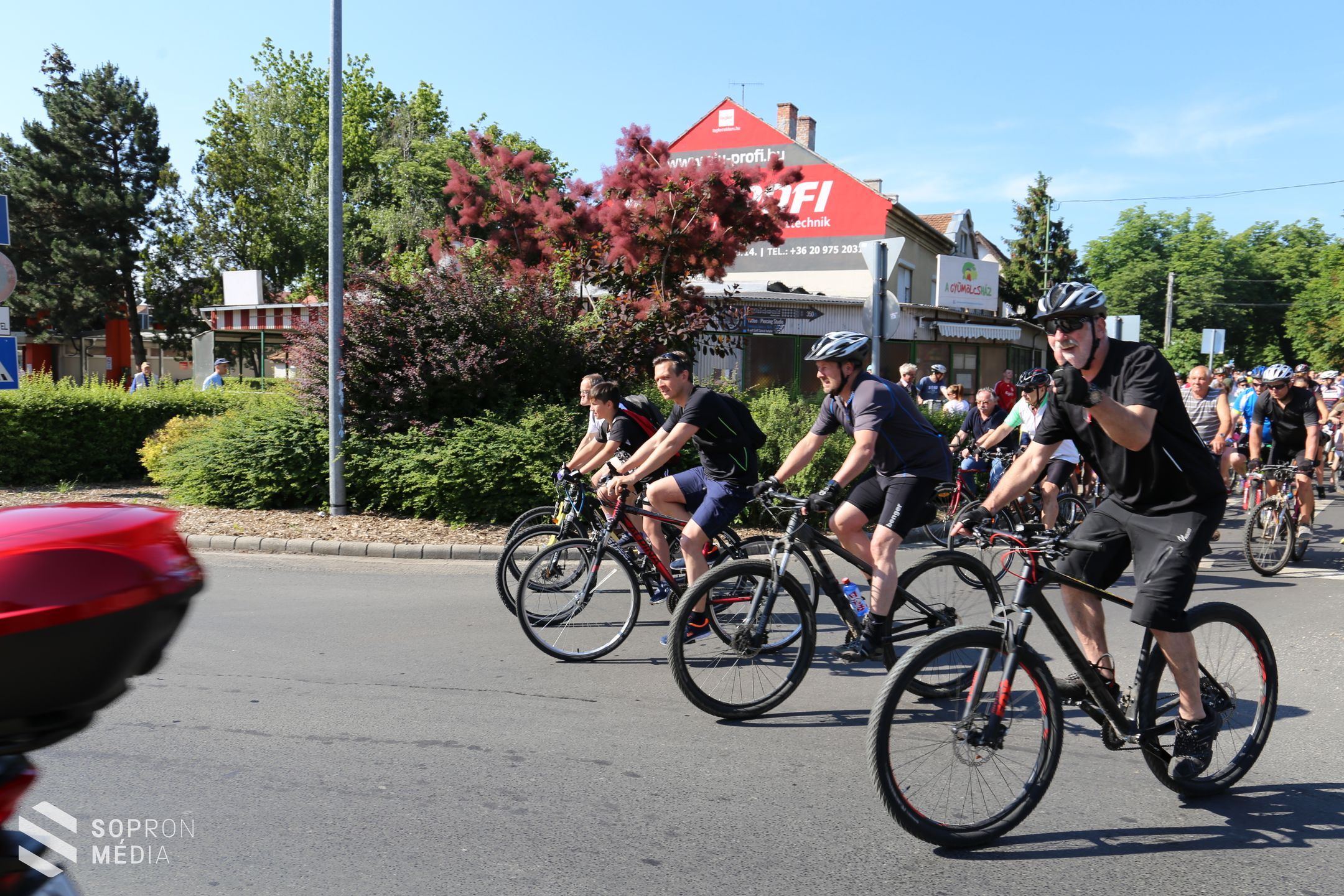 1100 résztvevő és rengeteg ajándék a Vasvilla Kerékpártúrán