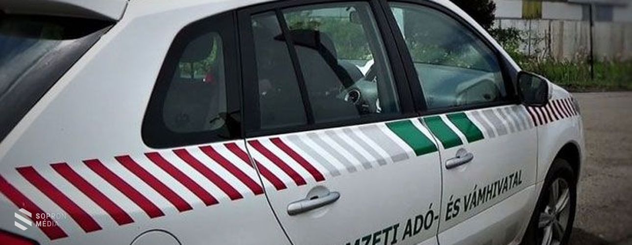 Több mint ezer doboz cigarettát rejtett a bolgár sofőr csomagtartója