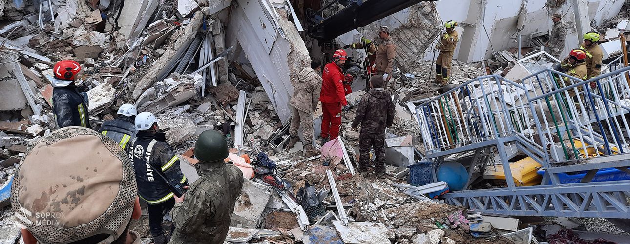 Török-szíriai földrengés: több embert kiemeltek már a romok alól a magyar tűzoltók