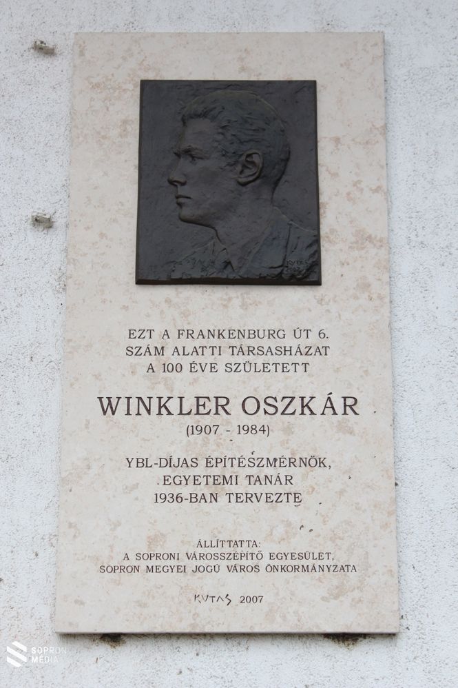 Emléktábla az építész által tervezett Frankenburg 6. szám alatti társasház homlokzatán  