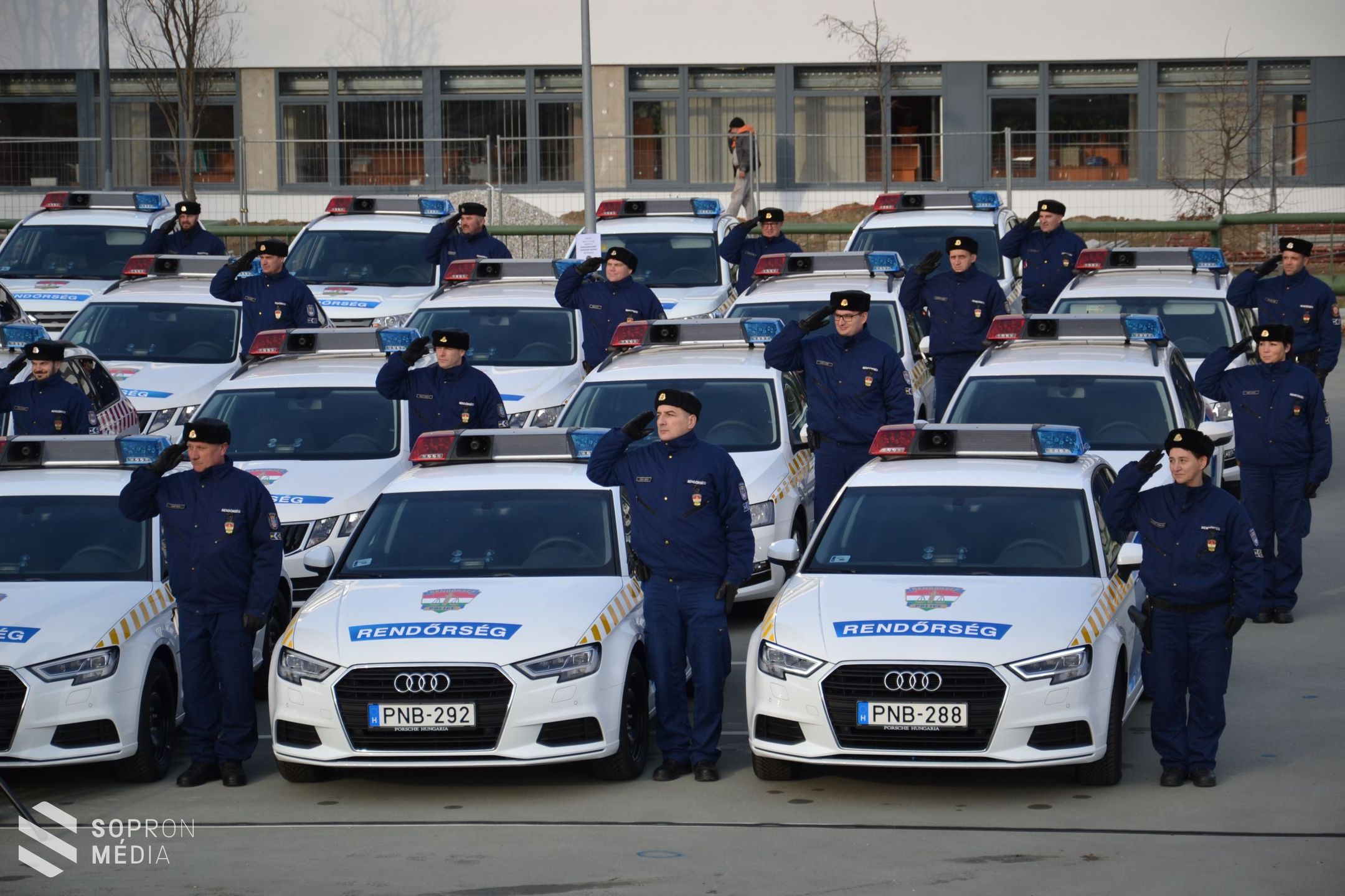Új járőrgépjárműveket adott át Győr-Moson-Sopron megye rendőrfőkapitánya


