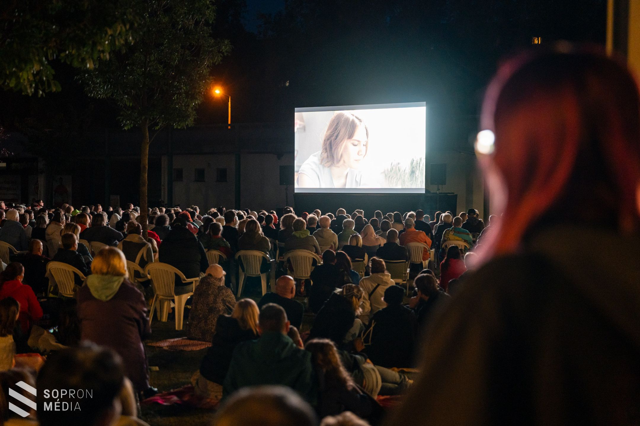 Telt házas nyáresti mozi a Jereván-lakótelepen
