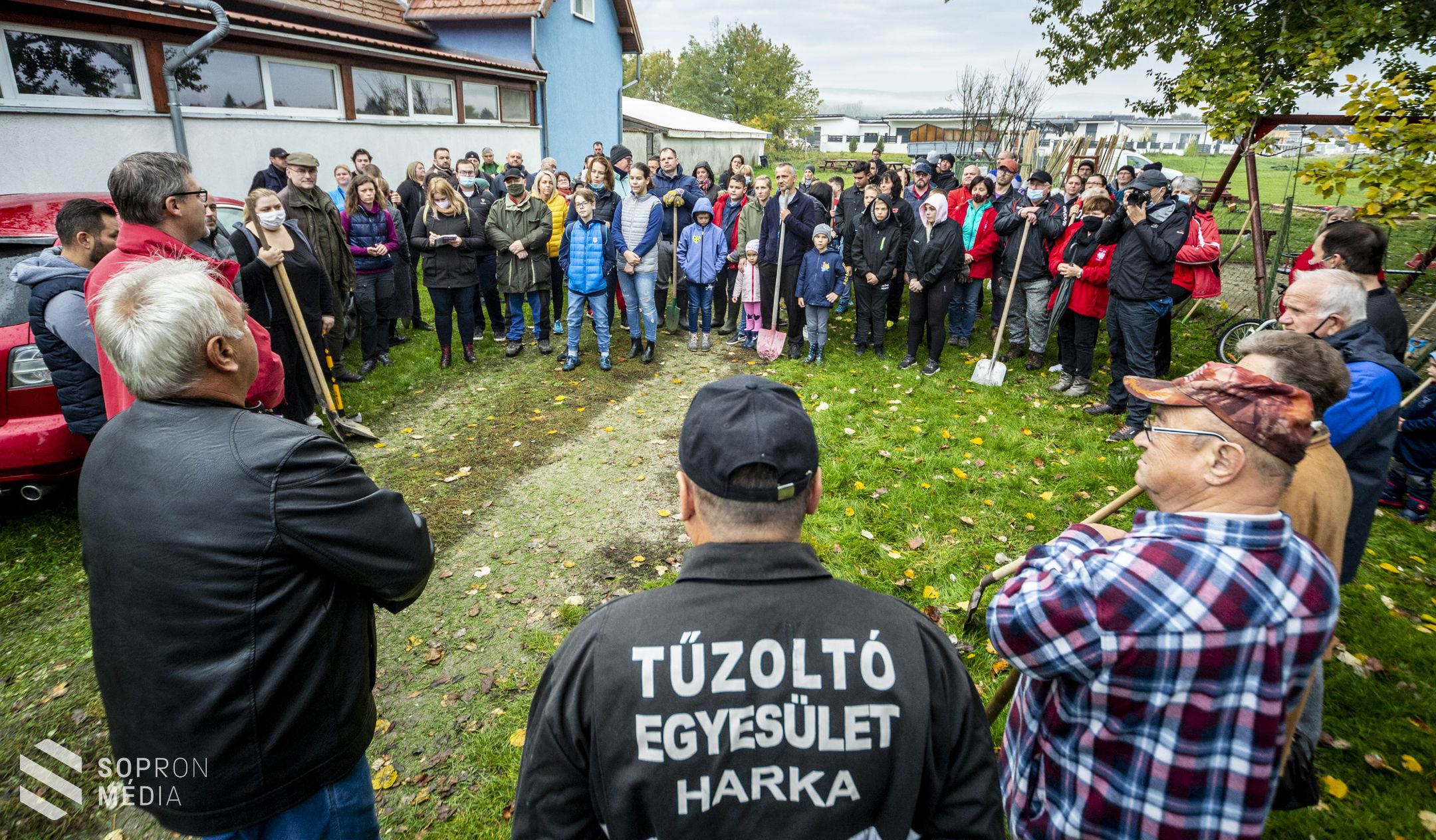 A környezettudatosság jegyében ültettek el 30 őshonos fát Harkán