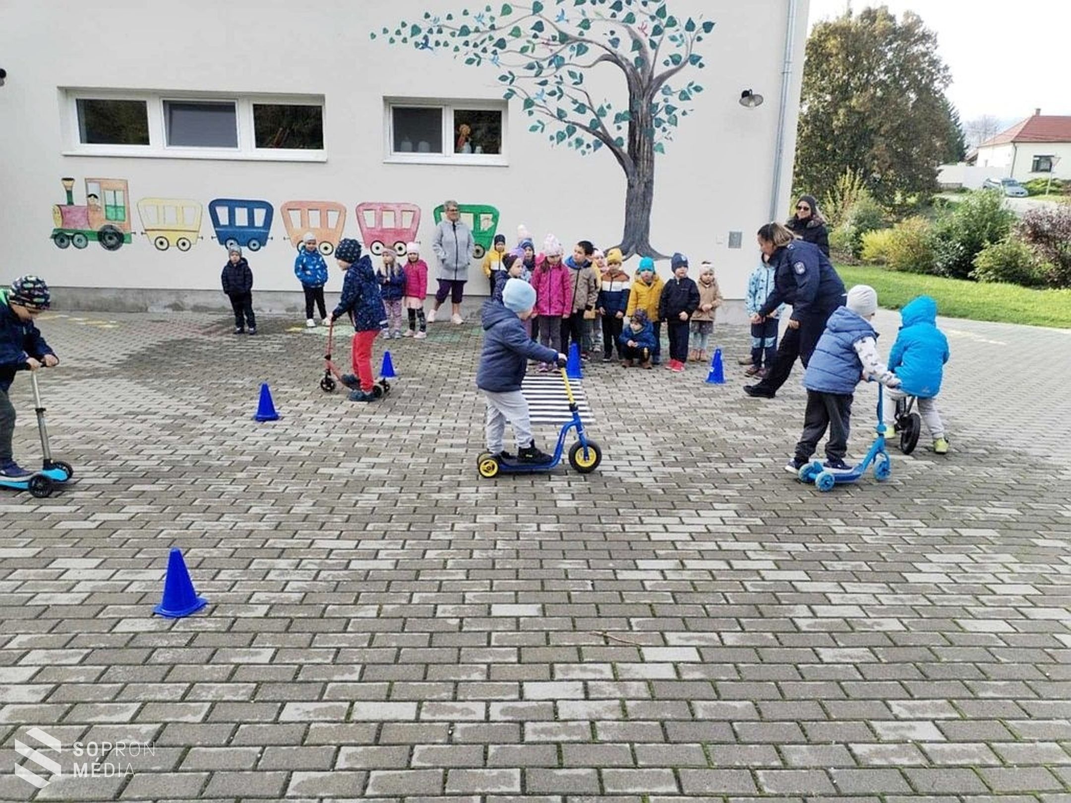 Soproni rendőrök a nagycenki Aranypatak Óvodában