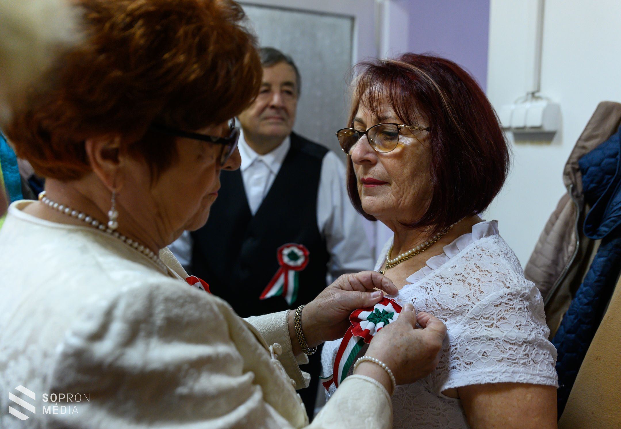 Megemlékezés- a Lővér Nyugdíjas Klub tagjai ünnepi műsorral tisztelegtek a hősök előtt