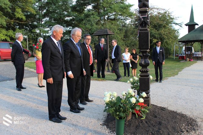 Firtl Mátyás, Fodor Tamás és Magas László a kopjafánál. 