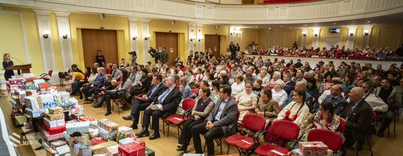 500 csomagot adott ajándékba a Máltai Szeretetszolgálat 