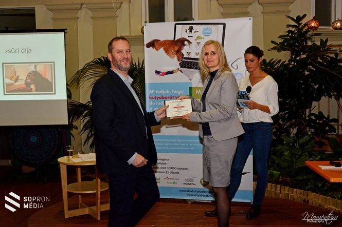 Szarjas Tímea szállodavezető átveszi az elismerést a díjátadó gálán