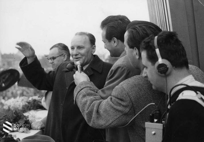 Kádár János. Ötvenhatosok tere (Felvonulási tér), dísztribün, május 1-i riport Kádár Jánossal, mögötte Kiss Károly, a riporter Szepesi György.  1960.  