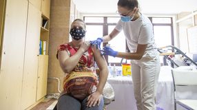 Elkezdődött a kismamák oltása Sopronban is