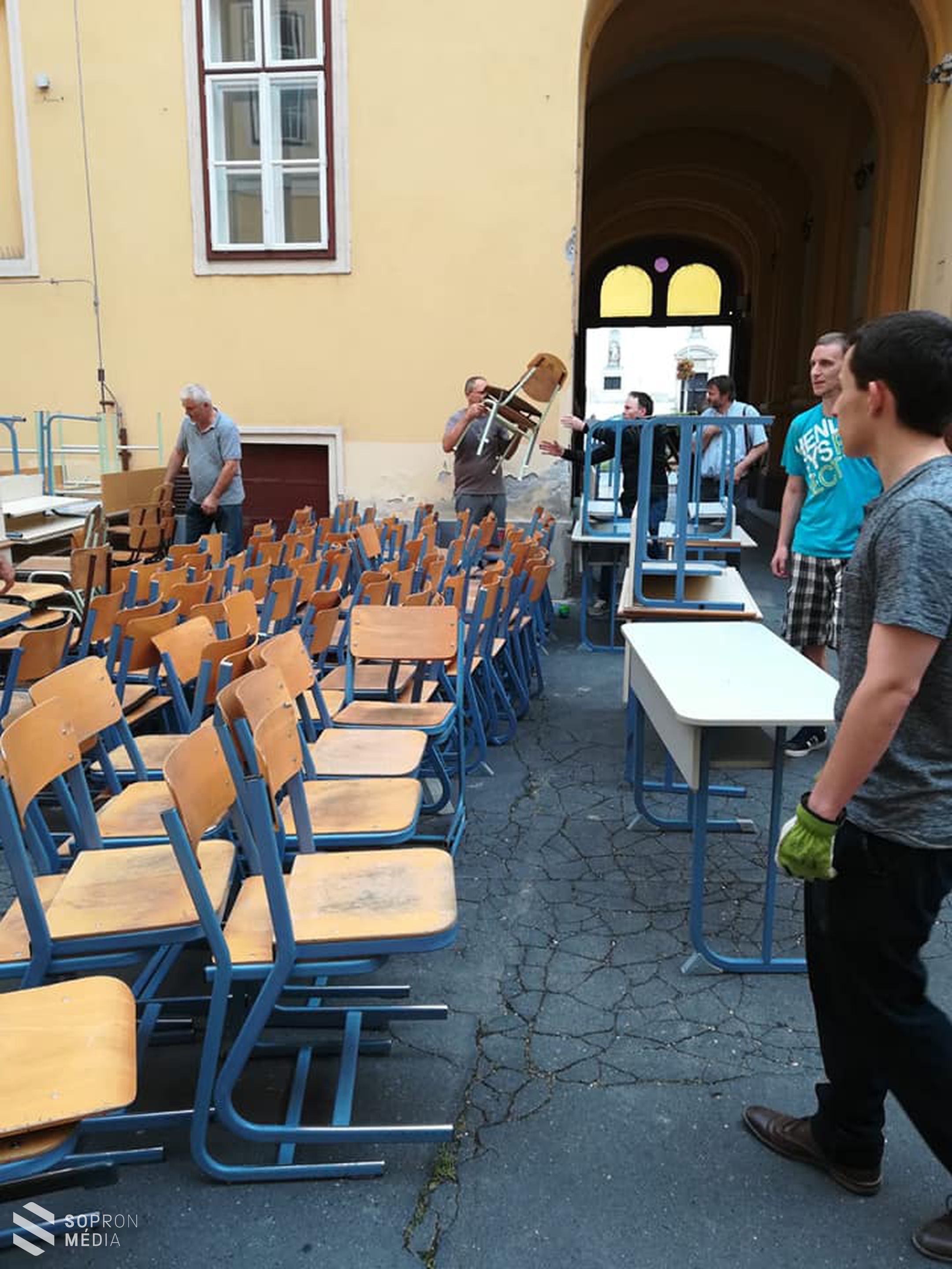Egy kamionnyi adománnyal segít a soproni Szent Orsolya Iskola!