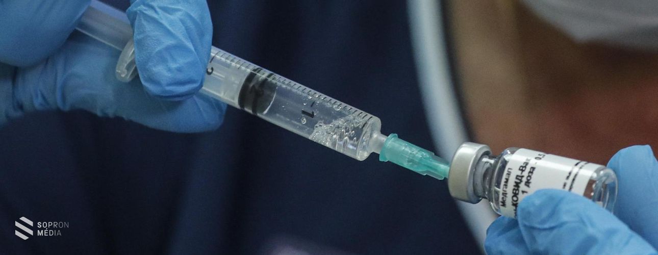 Kizárólag a magyar hatóságok döntik el, melyik oltóanyag adható az embereknek