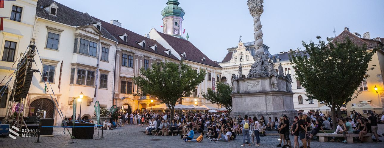 Bemutatták a LESZ VOLT! című filmet Sopron Fő terén
