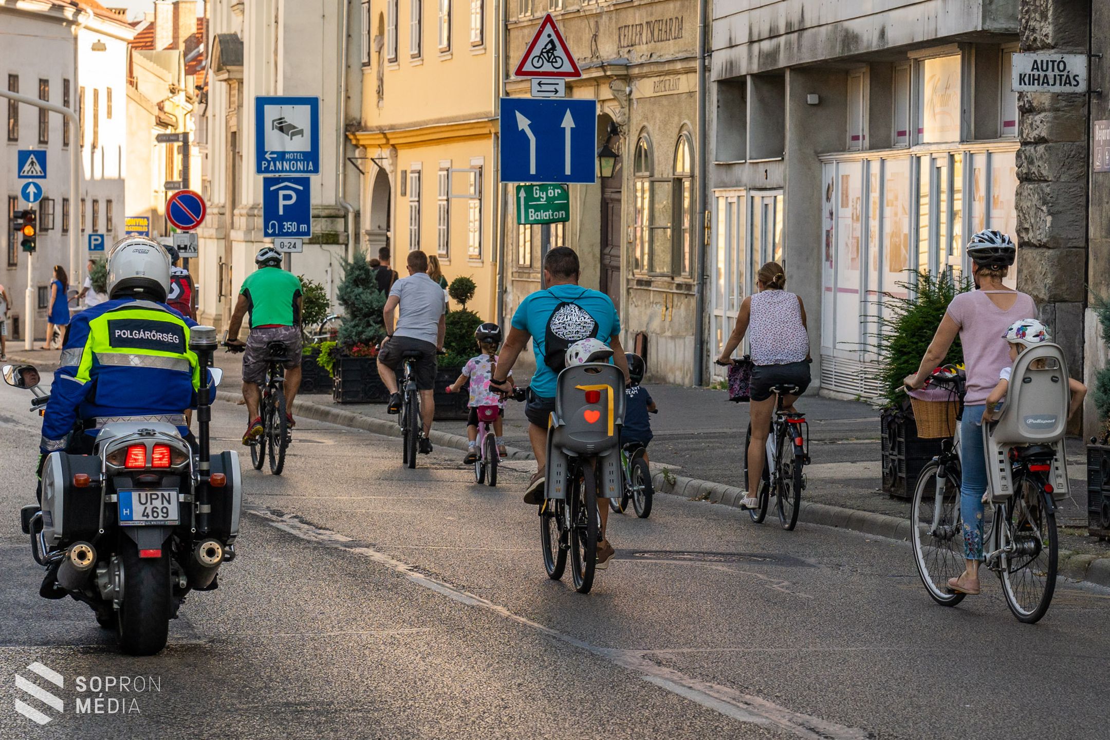 Nyeregbe pattant a város apraja-nagyja