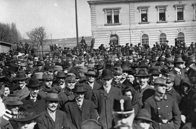 Sopron, 1919. Baross út, háttérben a déli pályaudvari posta