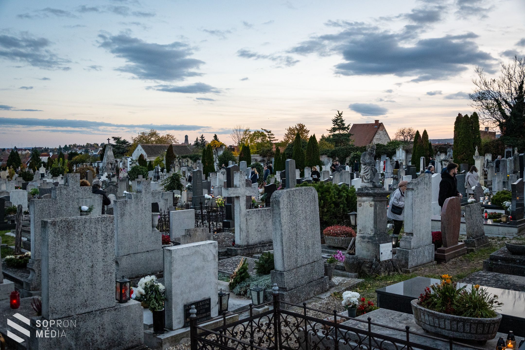 A hétvégén a csend és a fény tölti meg a soproni temetőket