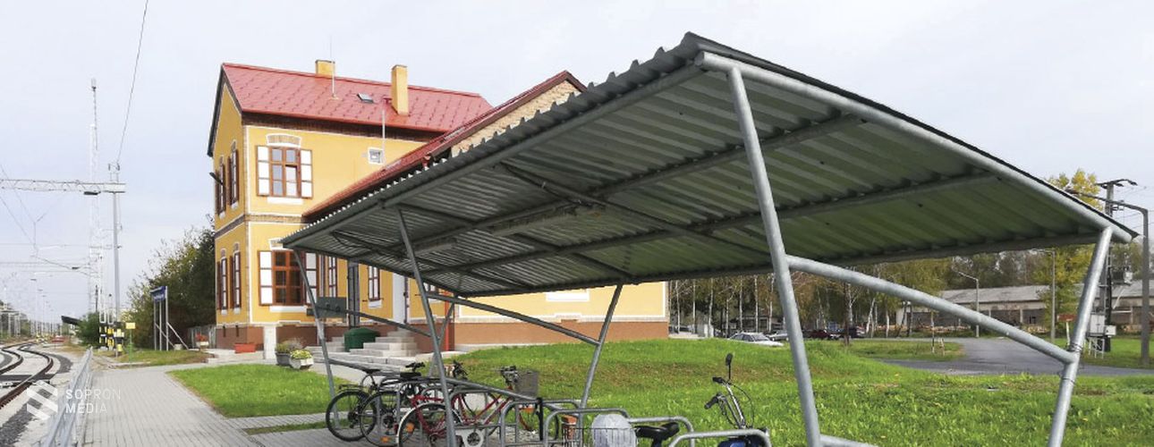 Közel 40 vasútállomáson biztosítja a kerékpárok biztonságos tárolását a GYSEV