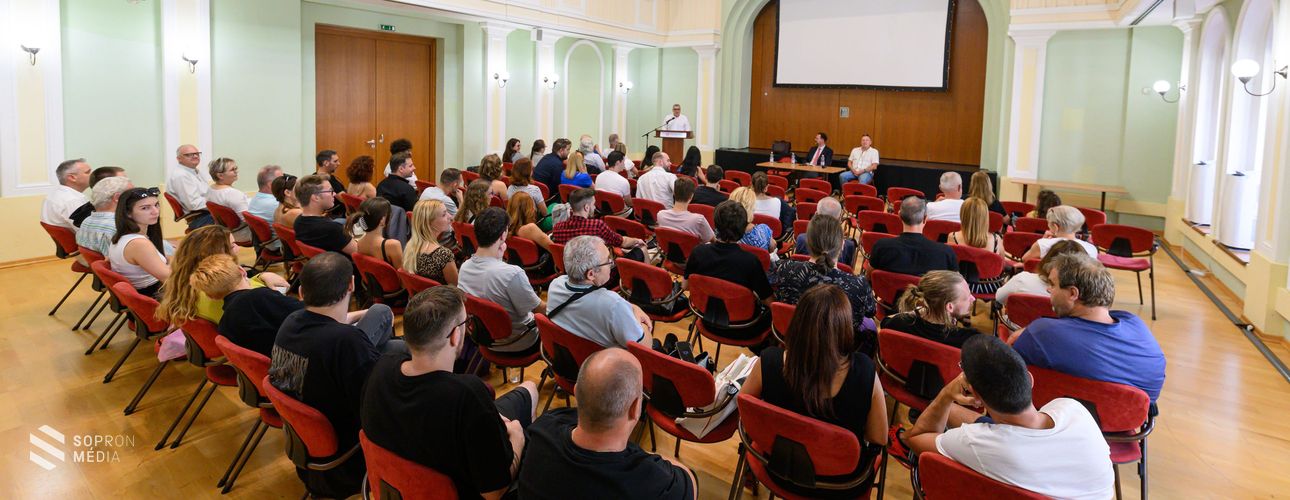 Megnyitotta a Mélységek és magasságok évadát a Soproni Petőfi Színház