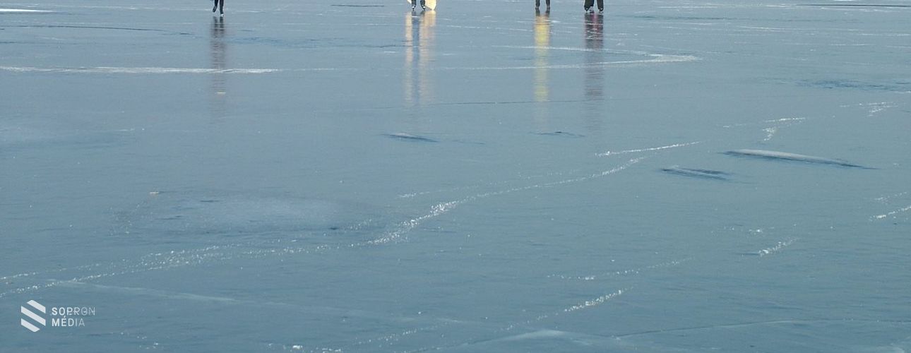 Beszakadt a jég a korcsolyázó alatt a Fertő tavon
