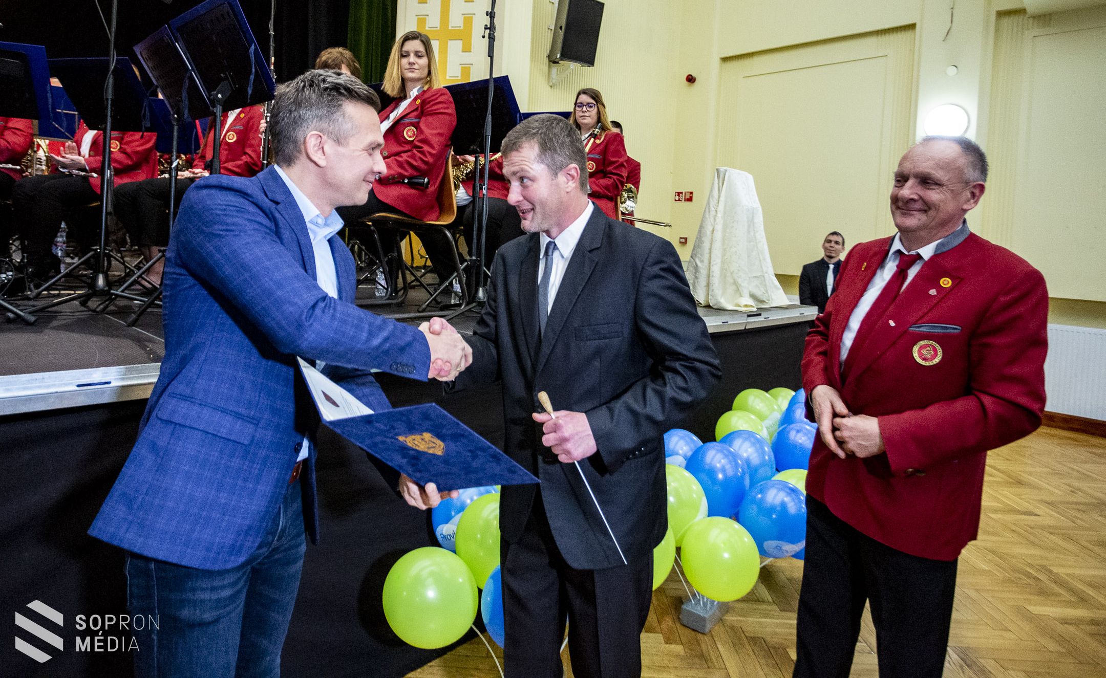 Telt ház előtt tartotta meg szilveszteri koncertjét Sopron Város Fúvószenekara 