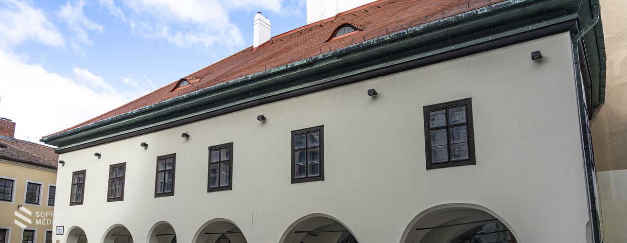 A soproni Lábasház: az Orsolya tér egyszerűségében elragadó műemléke