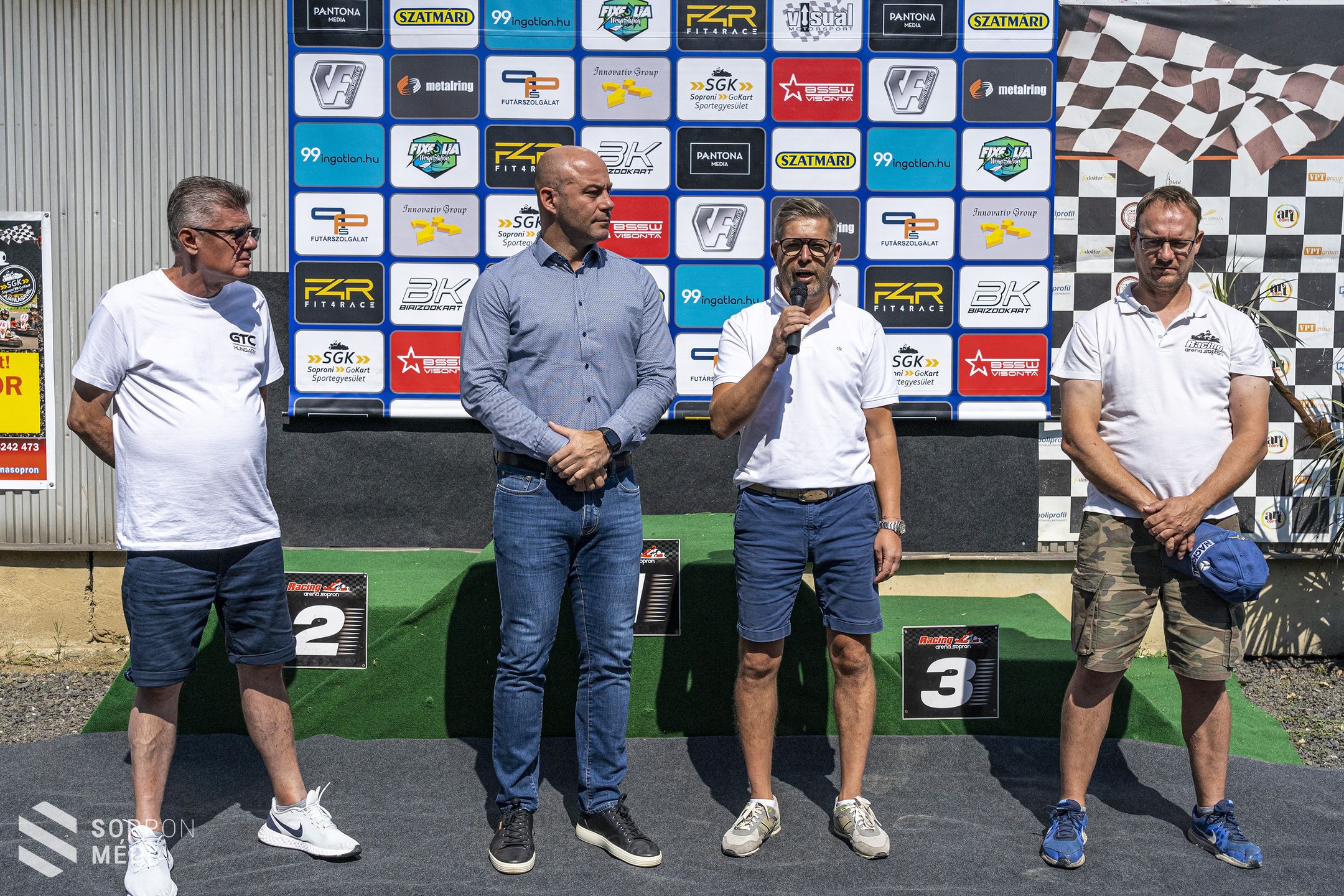 Zúgtak a gokartok a Racing Arénában!