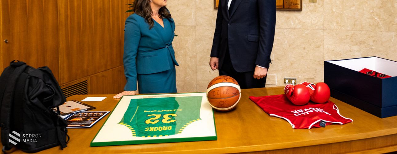 Novák Katalin köztársasági elnök a Sopron Basket ajándékait vitte a szerb fővárosba