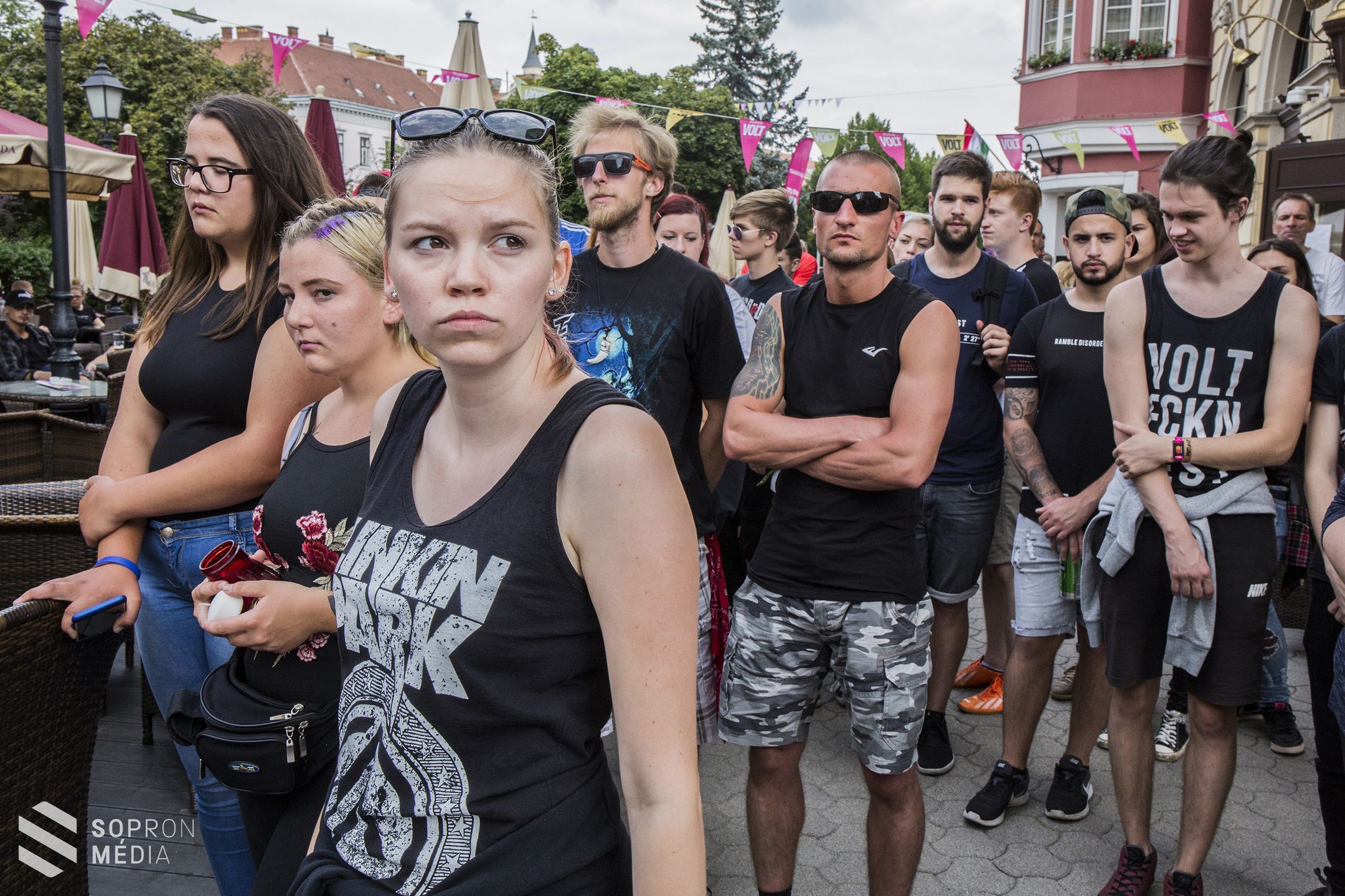 Felavatták a Linkin Park székét a belvárosban