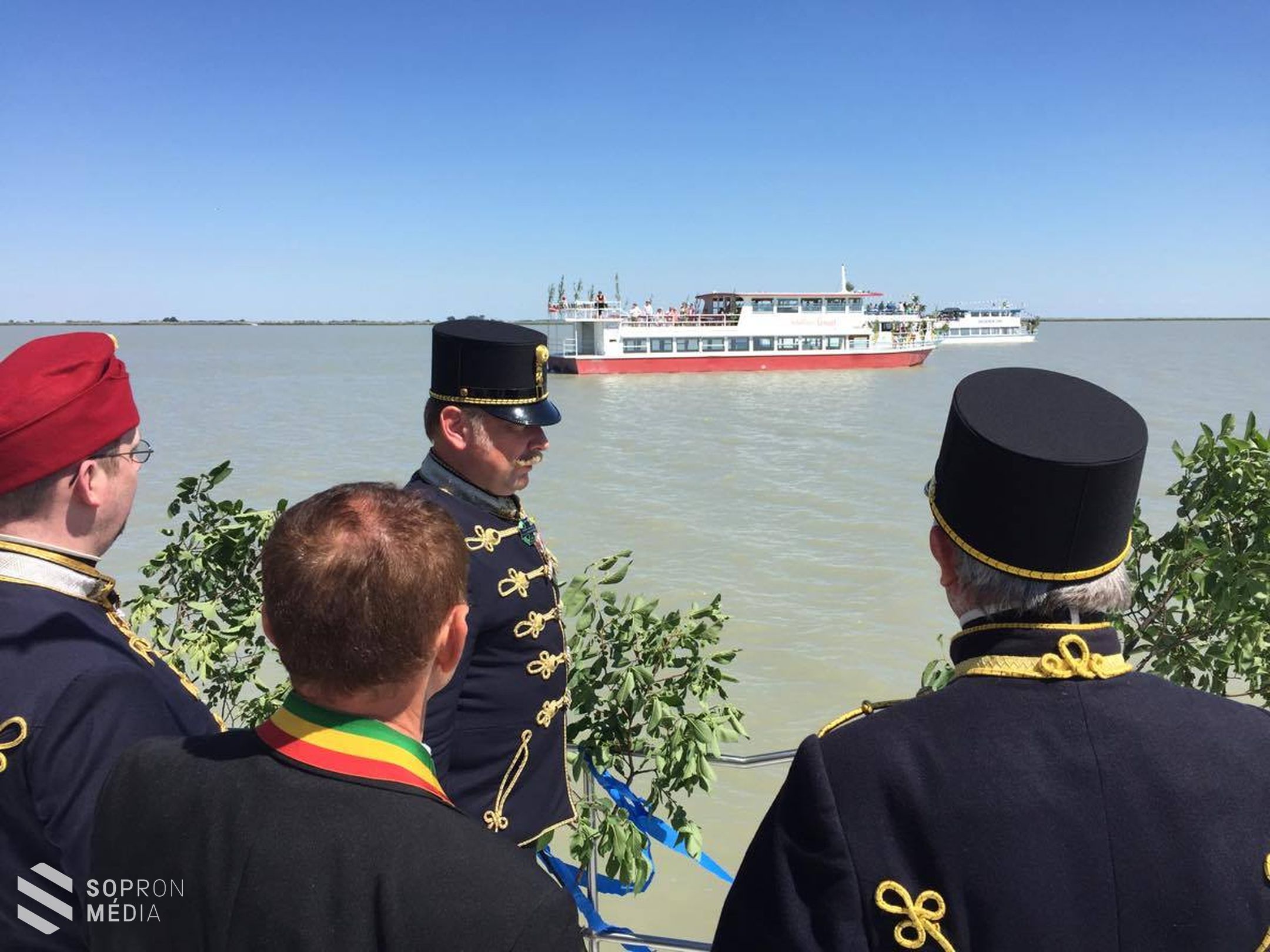 Körmenet a Fertő tavon – 10 éve állították fel a békekeresztet a B0 határponton 