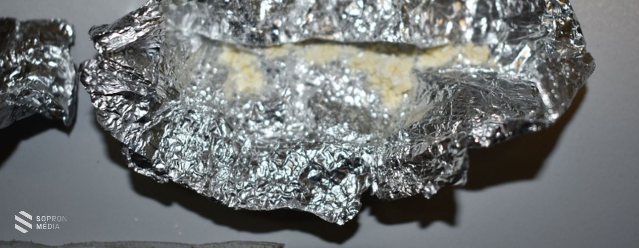 Kábítószergyanús anyagot találtak a rendőrök két csornai férfinél