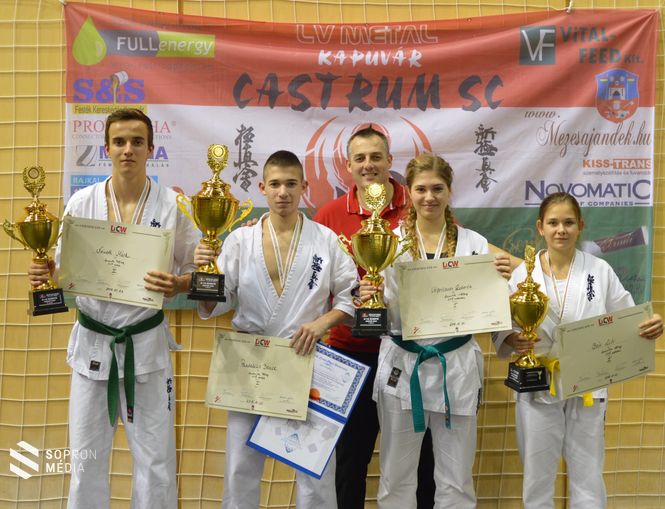 Castrum Bajnokok és edzőjük (b-j) Németh Márk, Pantelics Bence, Végerbauer Roberta, Bán Lili (hátul) Pantelics Péter edző