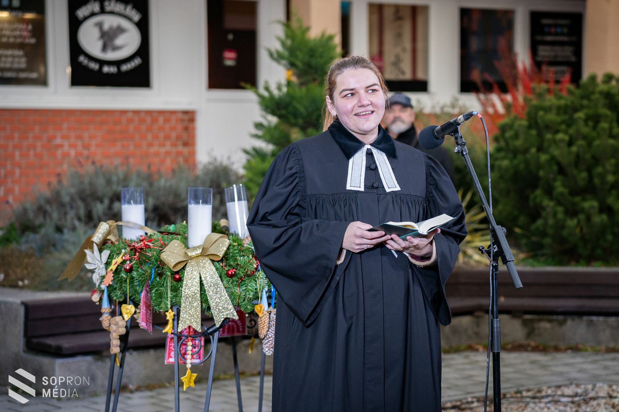 Meghitt adventi gyertyagyújtás a Jereván lakótelepen