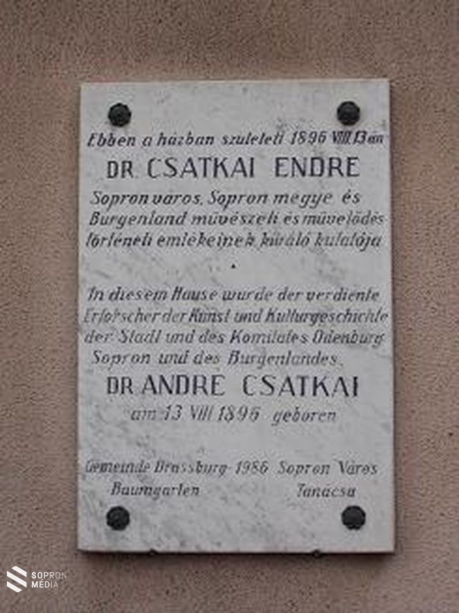Szülőházán (Baumgartner str. 10.) 1986-ban emléktáblát helyezett el Sopron város, Darufalva és Sopronkertes községek elöljárósága.