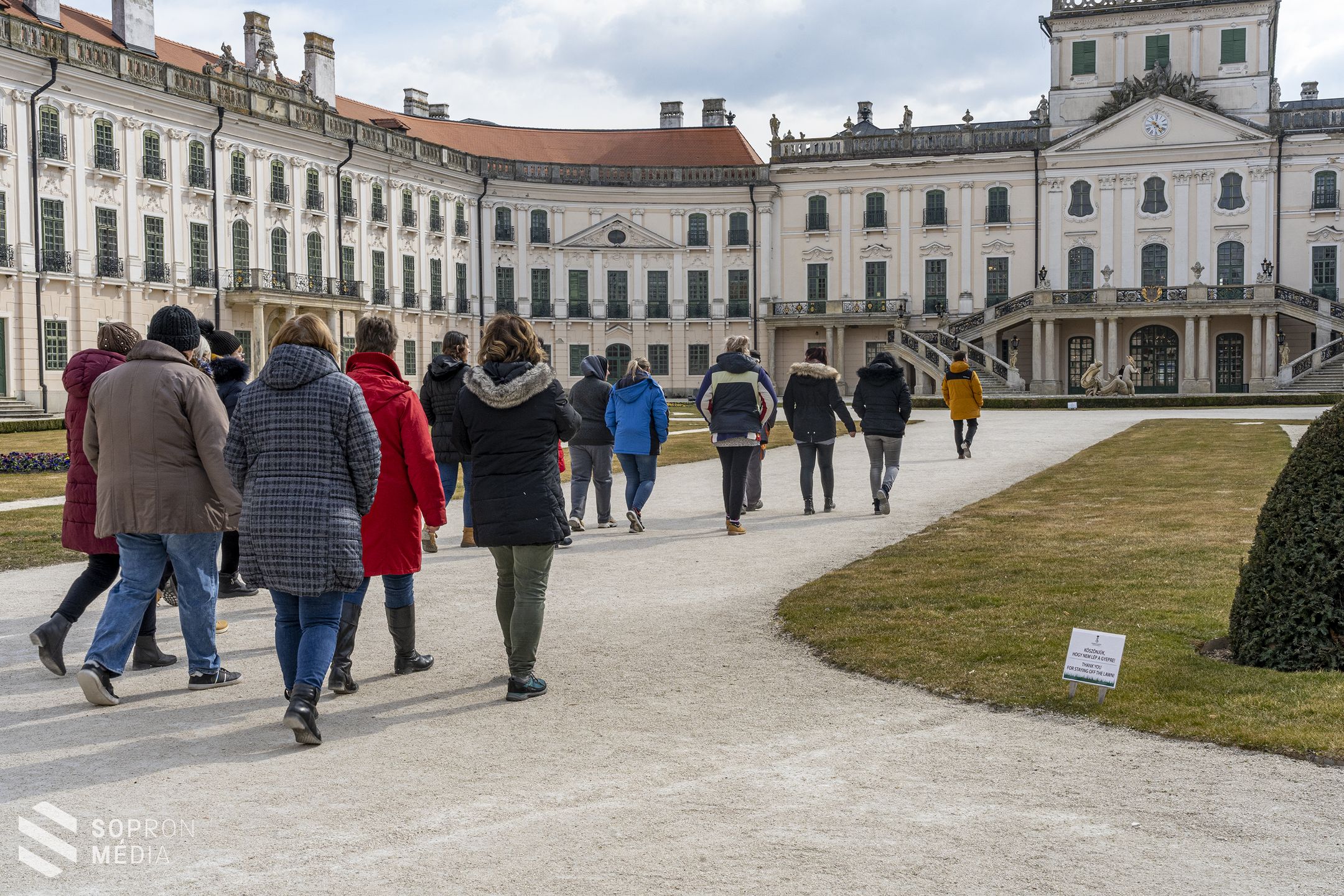 Pezsgős nőnapi tárlatvezetést tartottak a fertődi Esterházy-kastélyban