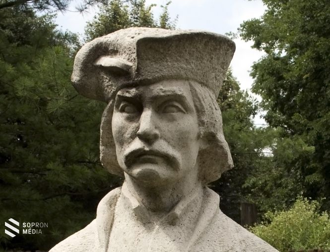 Béri Balogh Ádám mellszobra a vajai Vay Ádám Múzeum parkjában