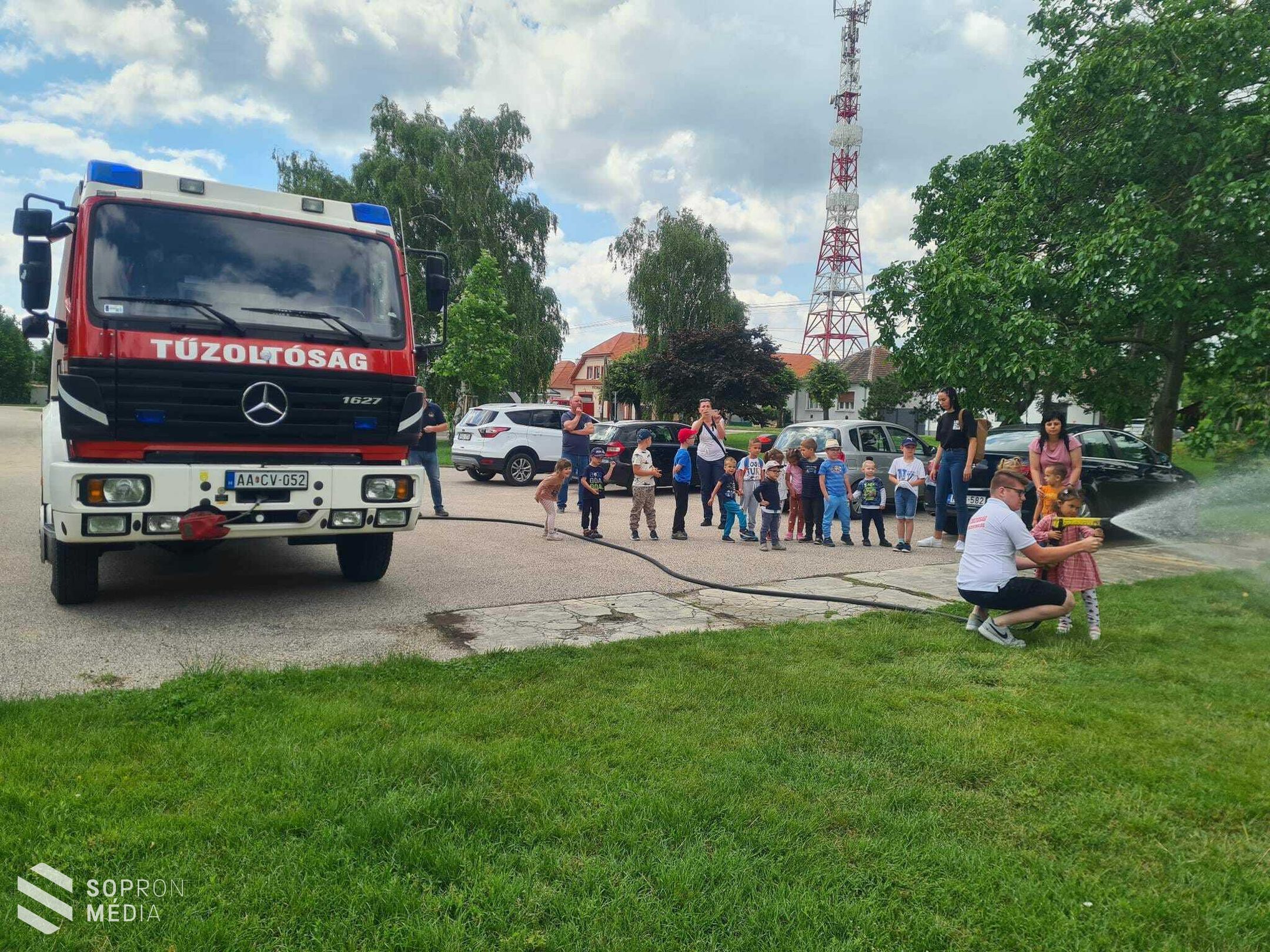 A fertőszentmiklósi tűzoltók mindennapjaiba nyerhettek betekintést az óvodások