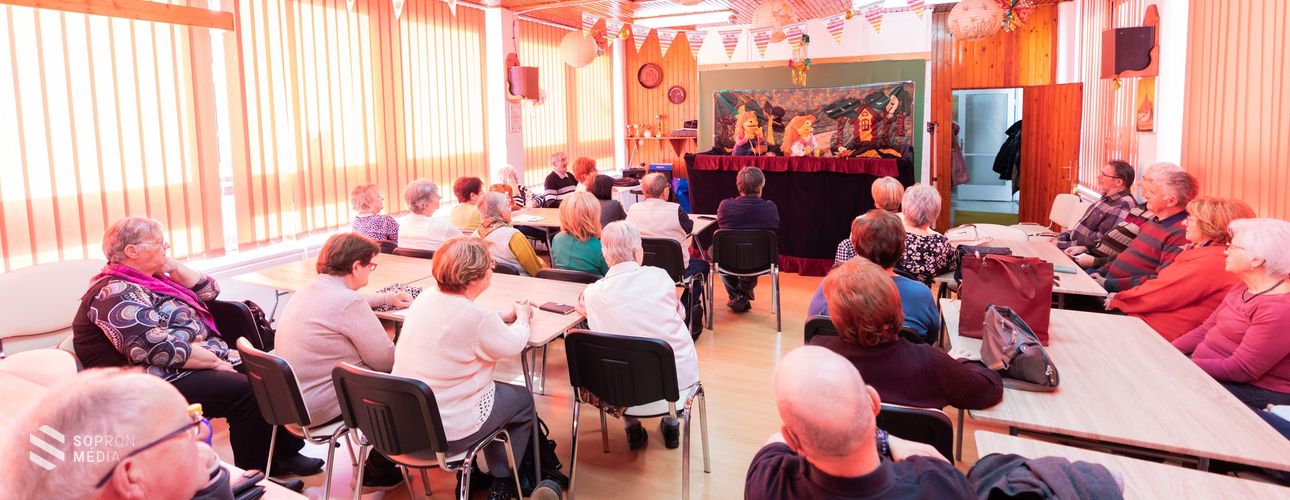 Bábelőadás hozta össze a közösséget a Lővéri Nyugdíjas Klubban