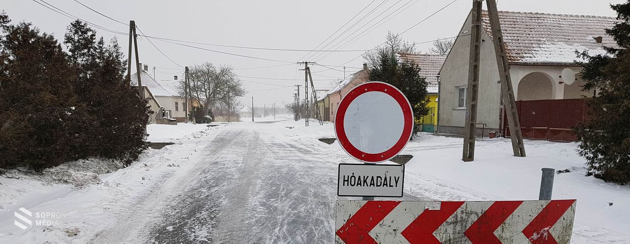 Hófúvás - teljes útzár a megye több útján
