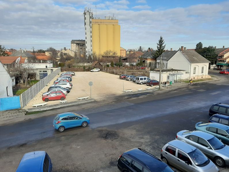 Több parkoló lesz a csornai vasútállomás mellett
