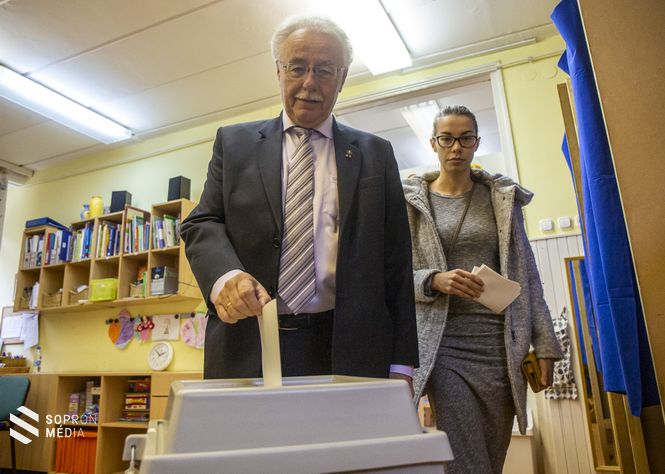 Dr. Fodor Tamás, Sopron polgármestere is leadta a szavazatát. 