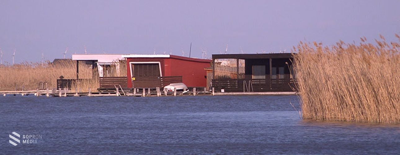 Fej nélküli holttestet találtak a Fertőn