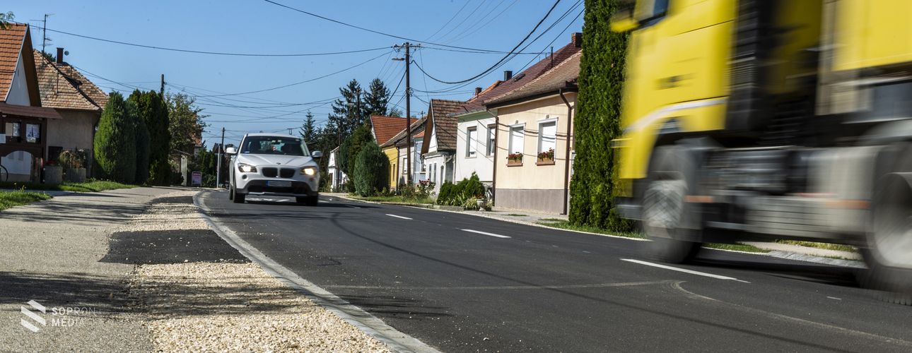 Megújult a Zsira-Locsmánd közötti útszakasz 