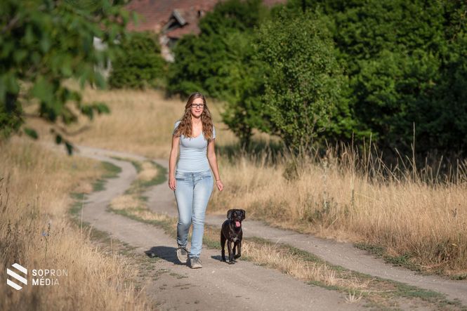 Locsmándi Anita keverék kedvencével, Suzyval.
