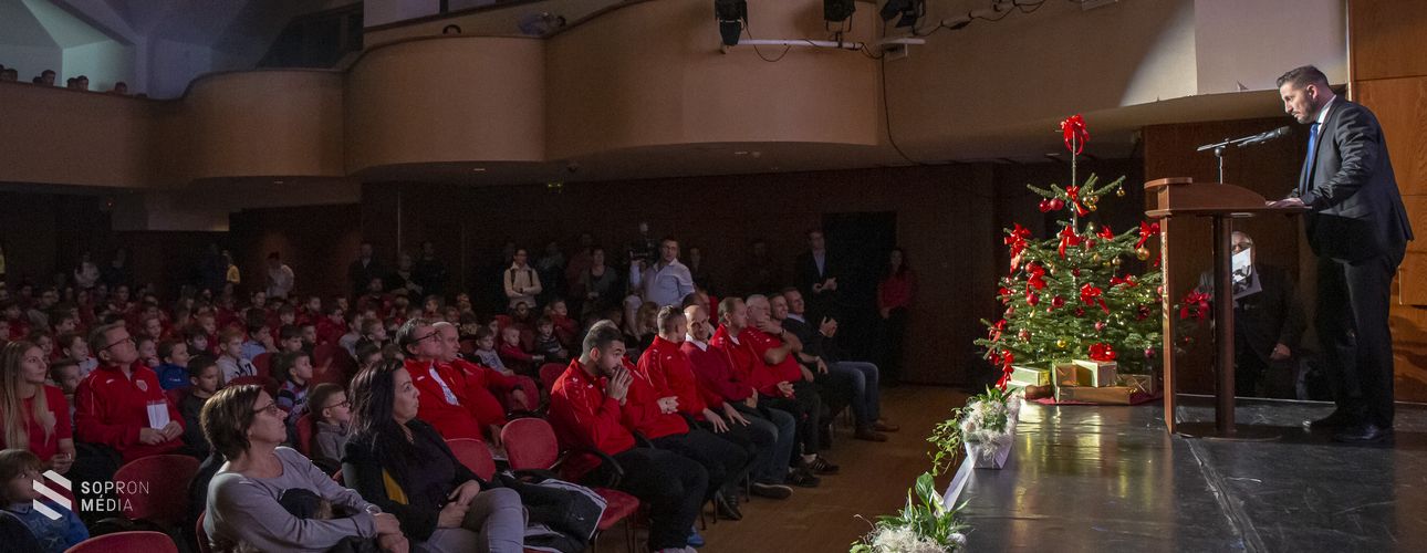 Évzáró karácsonyi ünnepségen köszöntötte utánpótlását az SC Sopron