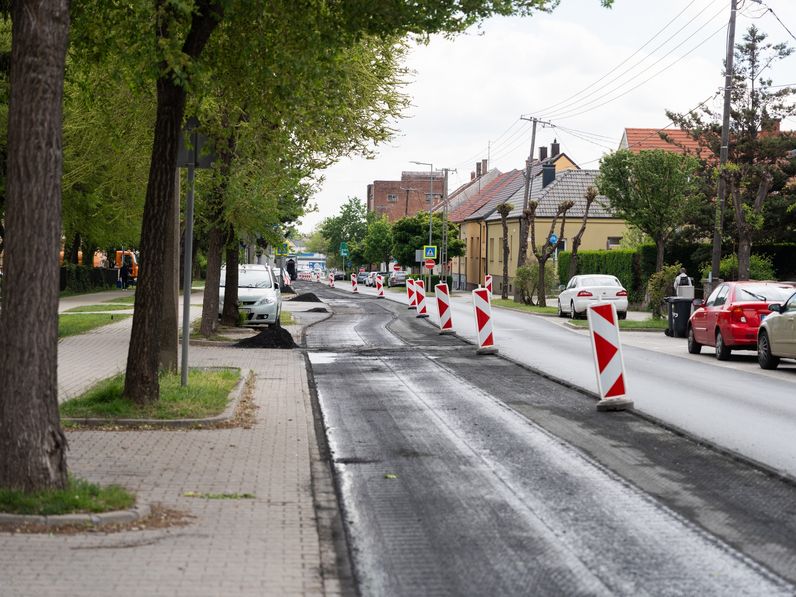 Nagy erőkkel kezdték meg a Csengery utca felújítását
