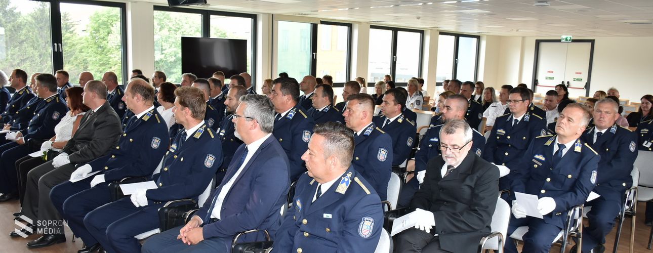 Harminchat rendőrségi dolgozót díjaztak a Rendészeti Integrált Központban