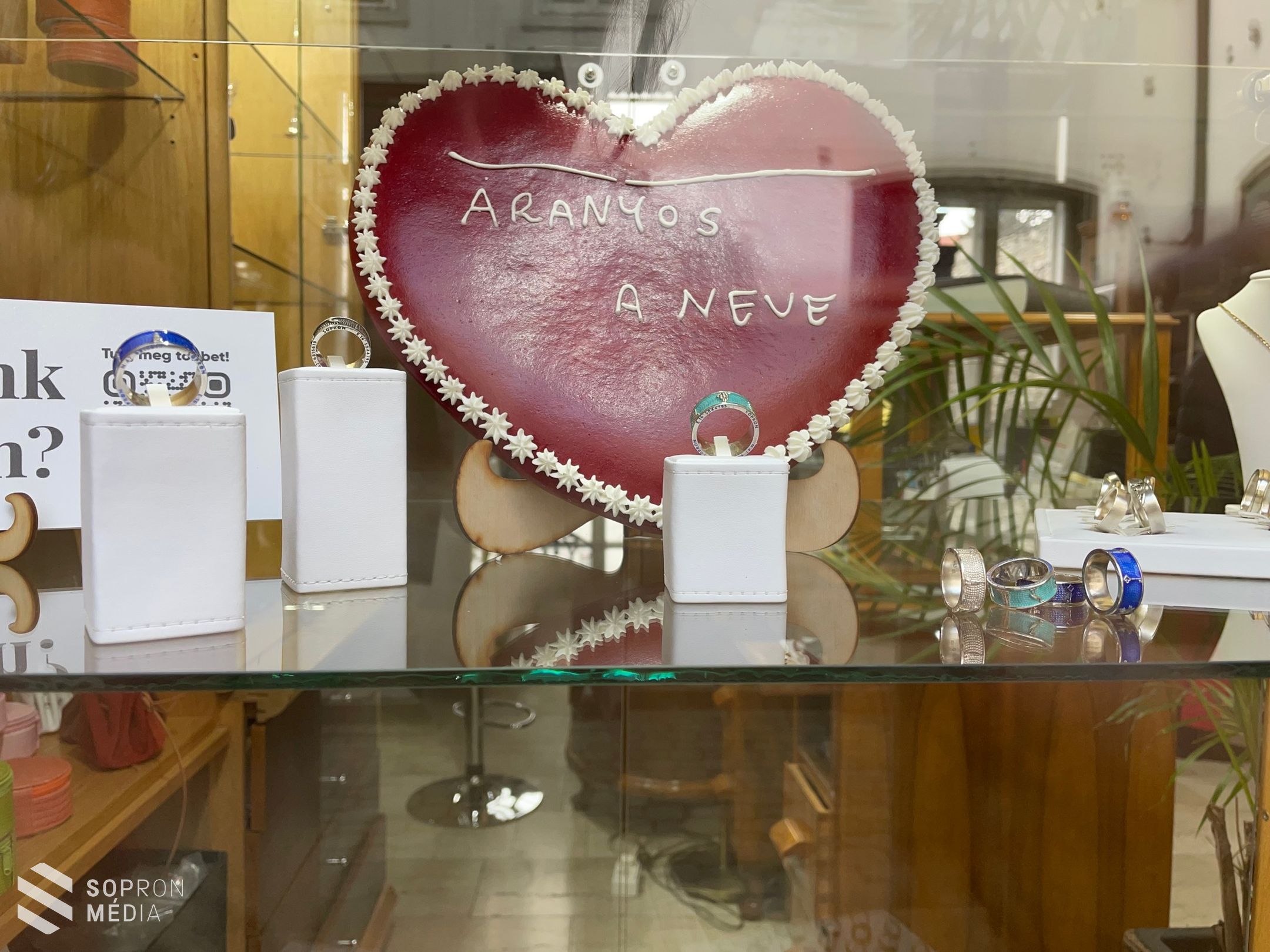 Mézeskalács szívek kerültek az ablakokba városszerte