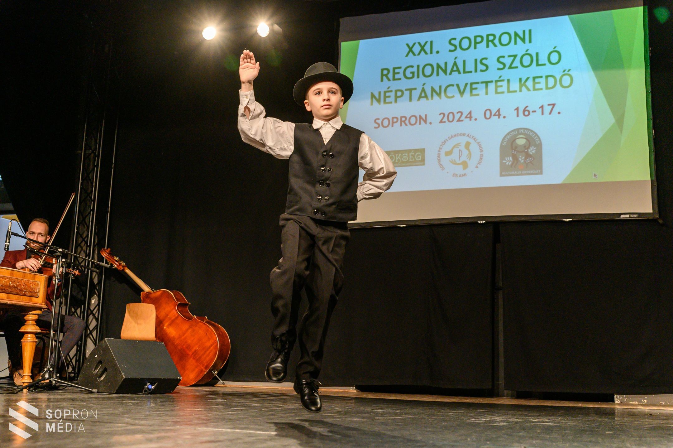 Néptáncvetélkedő a GYIK Rendezvényházban