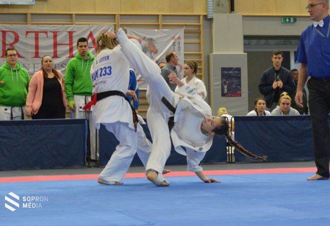 Bán Lili látványos guruló forduló rúgással támadja tavalyi bajnokot