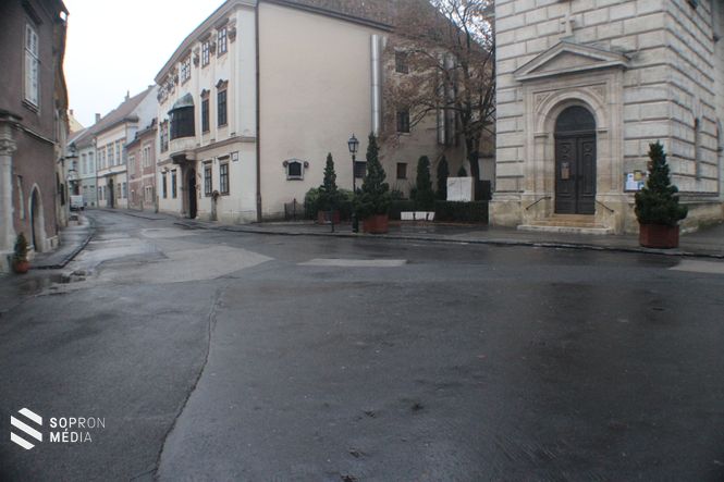 Az Evangélikus templom előtti tér jelenleg.